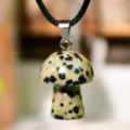 Collana con ciondolo a fungo in pietra naturale stile carino con cordino in pelle nera. - Dalmatian Jasper