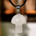 Collana con ciondolo a fungo carino in pietra di cristallo naturale con cordino in pelle. - Cristallo di rocca