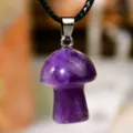 Collana con ciondolo a fungo in cristallo viola naturale con cordino in pelle nera. - Ametista