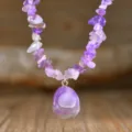 Collana con pietre di ametista naturale e pendente irregolare, stile fresco ed elegante. - Ametista