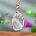 Vergulde natuurlijke rozenkwarts onregelmatige hanger ketting, elegante luxe sieraden vrouwen - Bergkristal