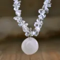 Collana di cristallo naturale con ciondolo irregolare, elegante gioiello da donna. - Cristallo di rocca