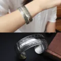 Bracciale rigido largo in argento tibetano vintage stile etnico boho geometrico inciso. - Stile H Triangolo
