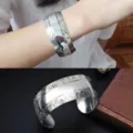 Retro argento tibetano ampio bracciale manquette bohémien scolpito aperto per donne - Stile G Nuvola Auspicio