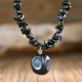 Collana di perle di pietra nera naturale con ciondolo rotondo elegante e raffinata - Pietra nera