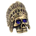Nahaufnahme des vintage goldenen Edelstahl Totenkopf Rings mit blauen Strassstein Augen. - 7 / Gold (Blaues Auge)