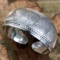 Bracciale rigido largo in argento vintage da donna, gioiello etnico boho intagliato alla moda. - Stile P Righe