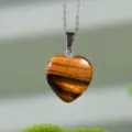Variante collana con cuore in occhio di tigre naturale e catenina in metallo lucido. - Occhio di tigre