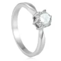 Detalle de anillo solitario clásico de acero inoxidable con circonita brillante. - Talla 5 / Plateado