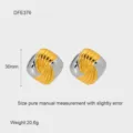Primer plano detallado de pendientes cuadrados en espiral bicolor dorados y plateados. - Estilo Cuadrado Retorcido Bicolor de Acero Inoxidable (DFE376)