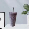 Nahaufnahme des lila Strass besetzten Bechers mit Strohhalm für stilvolle Getränke im Alltag. - 750ML / Lila