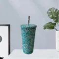 Detailansicht des glitzernden Strass-Trinkbechers mit passendem Metallhalm und Deckel. - 750ML / Blau