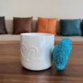 Nahaufnahme der Keramiktasse mit Strassherz-Griff und geprägtem Liebes-Schriftzug. - 201-300ml / Blau