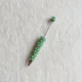Detaillierte Ansicht eines DIY-Perlenkugelschreibers, dekoriert mit grünen Strasssteinen. - Grün