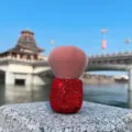 Detailansicht des großen Make-up-Pinsels mit rotem Strass-Griff für einen makellosen Teint. - Rot