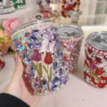 Detailaufnahme des handgefertigten Strass-Bechers mit funkelndem Schmetterling- und Tulpen-Design. - 260-500 ml / Violetter Strohhalmbecher