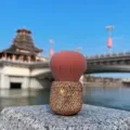 Detailansicht des rosa flauschigen Puderpinsels für Make-up mit glitzerndem Strasssteingriff. - Gold