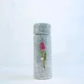 Detailaufnahme einer Mini-Thermosflasche mit Strasssteinen, funkelnden Kristallen und Tulpenmuster. - 150ml / Weiß