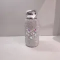 Nahaufnahme der funkelnden Strass-Isolierflasche im Detail mit Kristallherz-Design. - Weiß