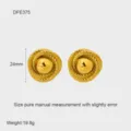 Vista detallada de pendientes chapados en oro con un diseño de cuerda en espiral texturizada. - Estilo Perla Central en Espiral 3D (DFE375)