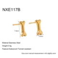 Detailansicht von goldenen Mini-Knochen-Ohrringen aus robustem rostfreiem Edelstahl. - Knochen Stil B (NXE117B)
