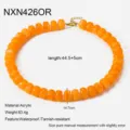 Dettaglio ravvicinato della collana di perle acriliche colorate che mostra la chiusura. - Arancione (NXN426OR)