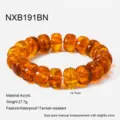 Dettaglio bracciale con perle in acrilico color ambra, consistenza liscia, leggero ogni giorno. - Ambra (NXB191BN)