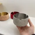 Luxuriöser funkelnder Edelstahl Aschenbecher mit Strasssteinen, edle Wohndeko Detailansicht. - Weiß