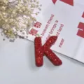 Roter Strass Buchstabe K Anhänger Detailansicht, glänzender Kristall Charm für Taschen. - Buchstabe K