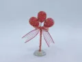 Strass Ballon Figur Detailansicht mit glitzernden Kristallen, Schleife und glänzendem Sockel. - Rosa Geständnis-Luftballons