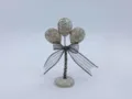 Nahaufnahme des funkelnden Strass-Kristall-Ballon-Ornaments mit Schleife, elegante Deko. - Weiße Geständnis-Luftballons