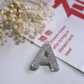 Glitzernder Buchstabe A Anhänger Detailansicht, funkelnder Kristallschmuck für Taschen. - Buchstabe A