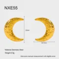 Pendientes de botón de acero inoxidable dorado con forma de media luna y textura detallada. - Estilo Luna Martillado de Acero Inoxidable (NXE55)