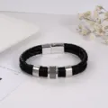 Vista detallada de pulsera de cuero trenzado para hombre con cuentas plateadas y cierre magnético. - Cuero Negro Hebilla Plateada (BMB-0037)
