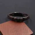 Primer plano pulsera cuero trenzado marrón hombre con cierre magnético negro y detalles vintage. - Cuero Marrón Hebilla Negra (BMB-0037)