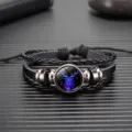 Detalle de pulsera de cuero negro trenzado con colgante de cristal del signo Capricornio. - Capricornio