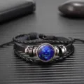 Detalles de la pulsera trenzada de cuero negro signo zodiacal Leo con cabujón de vidrio. - Leo