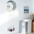 Detailaufnahme Mondsichel Kristall Windspiel, Edelstein Traumfänger Wandbehang Deko. - Lapislazuli Baum des Lebens (NS-0136)