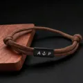 Handgefertigtes braunes Paracord Armband mit graviertem schwarzen Edelstahletikett für Damen. - Gravierter Runder Rohrstil (BN-0308) / Dunkelbraun