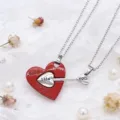 Collier de couple cœur magnétique avec design de flèche, pendentif rouge et argent. - Cœur Rouge Et Flèche Blanche