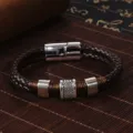 Brazalete de cuero trenzado marrón retro para hombre con tubos de metal y cierre magnético. - Cuero Marrón Hebilla Plateada (BMB-0037)