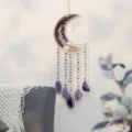 Detailaufnahme von echten Amethystkristallsplittern und Achatscheiben am Mondsichel Wandbehang. - Lila Stein Mondbaum