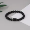 Nahaufnahme Detail des schwarzen matten Achat Perlenarmbands mit Skorpion Sternzeichen. - Skorpion Normaler Stil (BNS-0103) / Matte Stein