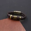 Pulsera de cuero trenzado marrón para hombre con detalles de metal dorado y cierre magnético. - Cuero Marrón Hebilla Dorada (BMB-0037)