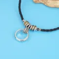Retro Herren Halskette aus schwarzem Lederband mit Metallring Anhänger und Vintage Perlen. - Ring