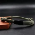 Handgefertigtes Paracord Edelstahl Armband in militaergruen fuer Herren und Damen. - Glatter Runder Rohrstil (BN-0308) / Armeegrün