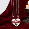 Collier de couple cœur magnétique tendance avec pendentif cygne rouge, ensemble deux pièces. - Patchwork Cœur Cygne (NST-0460) / Ensemble deux pièces / Double Cygne Argenté (Chaîne Argentée)