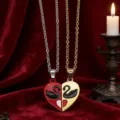 Colliers assortis de cœur magnétique pour couple avec un très élégant pendentif de cygne. - Patchwork Cœur Cygne (NST-0460) / Ensemble deux pièces / Cygne Rouge & Or (Chaîne Argentée & Dorée)