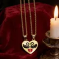 Collier de couple cœur épissé tendance avec pendentif cygne noir, beaux bijoux dorés. - Patchwork Cœur Cygne (NST-0460) / Ensemble deux pièces / Double Cygne Doré (Chaîne Dorée)