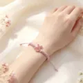 Bracelet tressé ruban rose pour femme, bracelet en tissu fait main avec charm pendentif. - Pièce Unique (BN-0315)